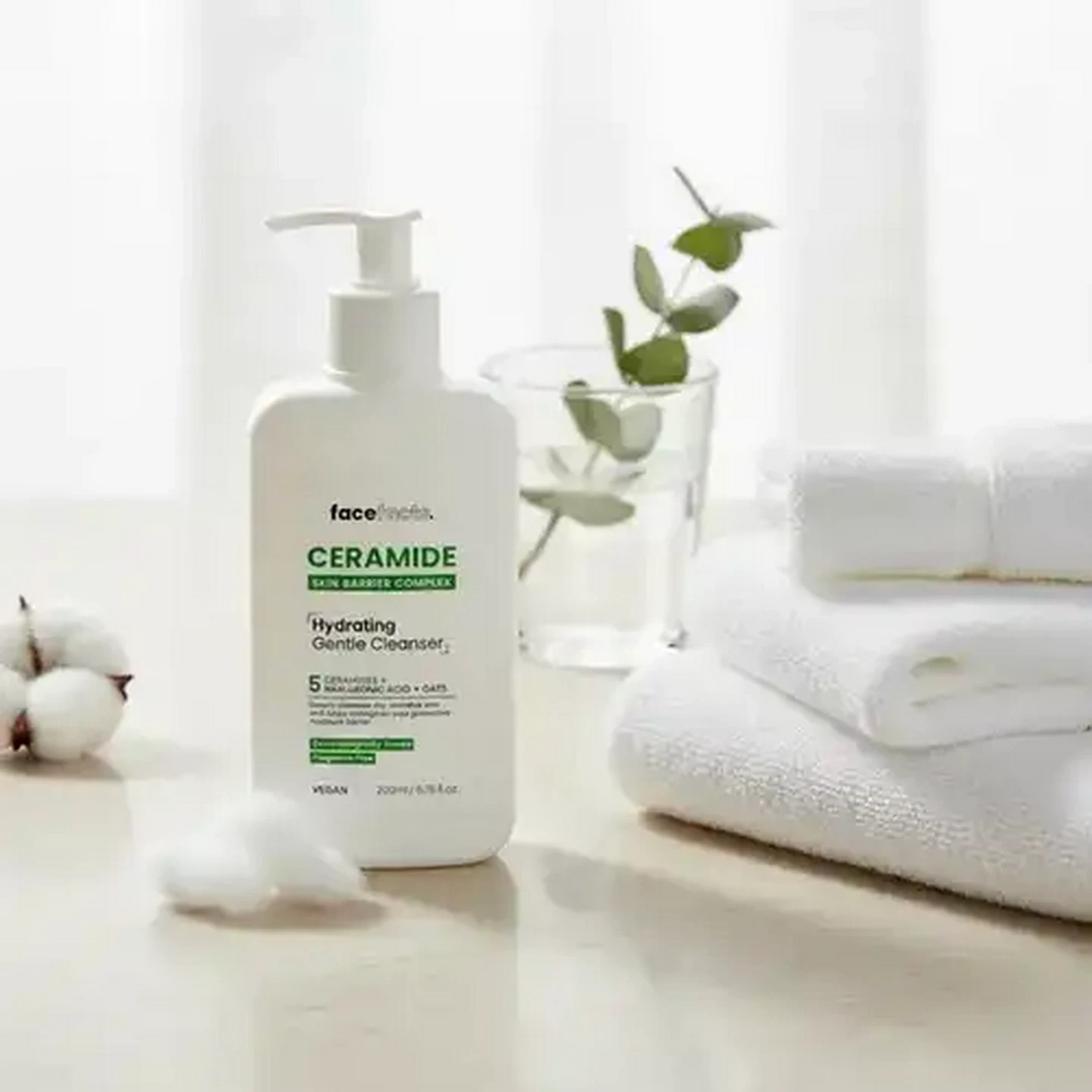 Face Facts Ceramide Hydrating Gentle Cleanser - 200ml - Image 3